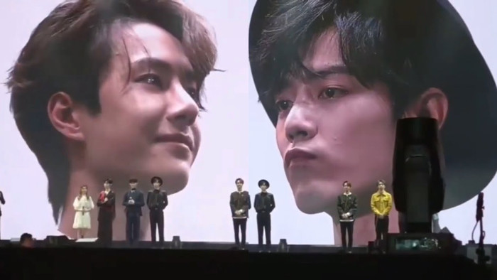 Fan bồi hồi nụ hôn Vương Nhất Bác dành cho Tiêu Chiến và những giọt nước mắt đầm đìa trên sân khấu Ảnh 4