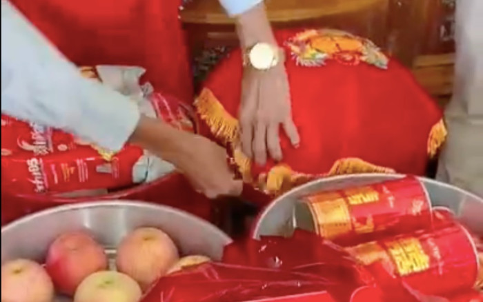 Nhà gái mở tráp sính lễ, bên trong có gì mà mặt cô dâu buồn thiu, clip thu hút gần 4 triệu lượt xem Ảnh 2