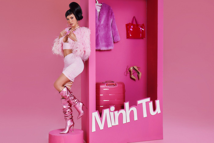 Minh Tú hoá barbie nóng bỏng, tự biến thành món quà khủng sau khi công khai bạn trai Tây Ảnh 6