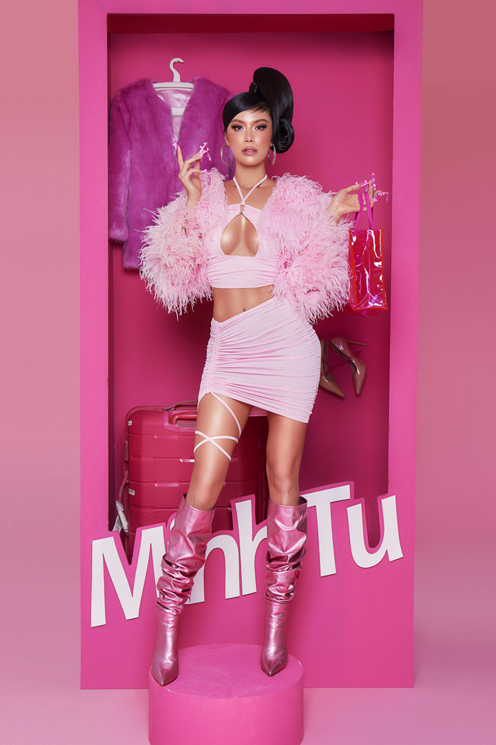 Minh Tú hoá barbie nóng bỏng, tự biến thành món quà khủng sau khi công khai bạn trai Tây Ảnh 8