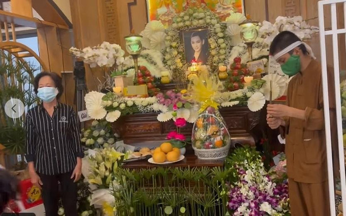 Xuất hiện hình ảnh được cho là mẹ Hồ Văn Cường tới lễ cúng 100 ngày Phi Nhung? Ảnh 2