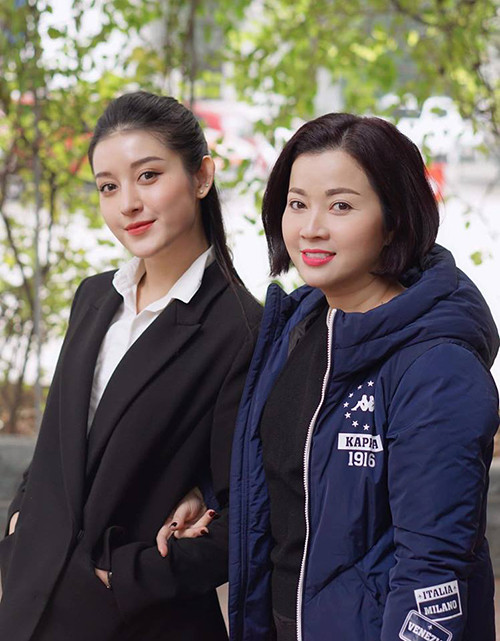 Mẹ của Huyền My là bà Lan Phương, sinh năm 1974. Hai mẹ con á hậu xinh đẹp thường sánh bước cùng nhau. Mẹ của Á hậu Việt Nam 2014 có phong các trẻ trung.