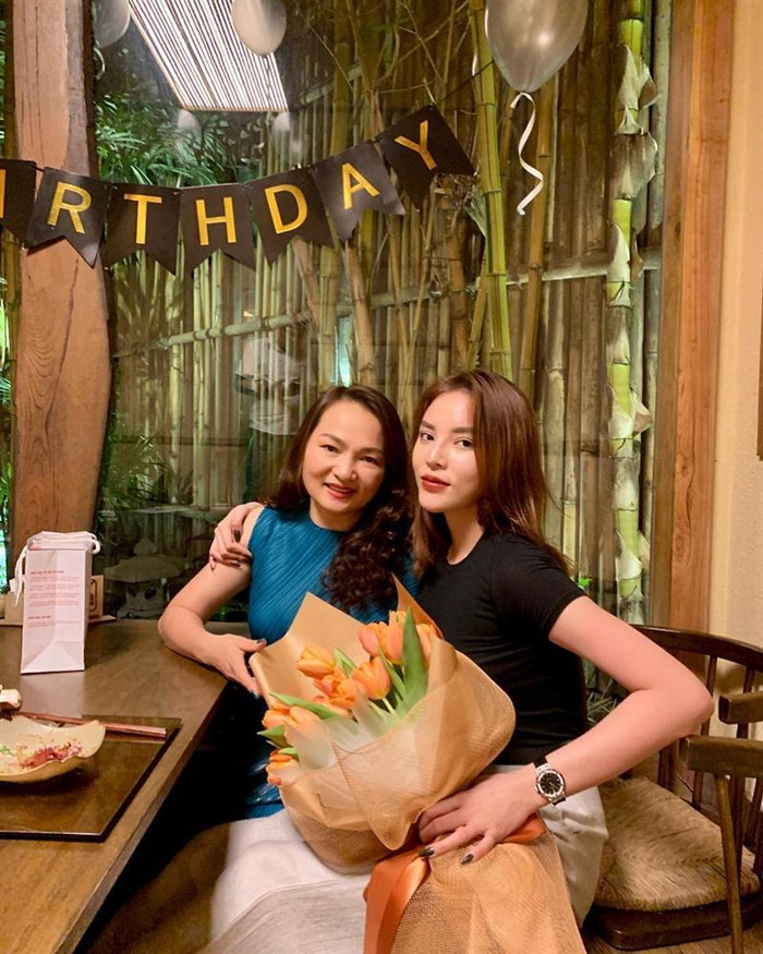 Mẹ của hoa hậu Kỳ Duyên có cuộc sống hạnh phúc, bà thường xuyên có những chuyến du lịch với chồng. Bà Lại Thị Thêm đã đồng hành cùng con gái trải qua nhiều biến cố trong sự nghiệp.