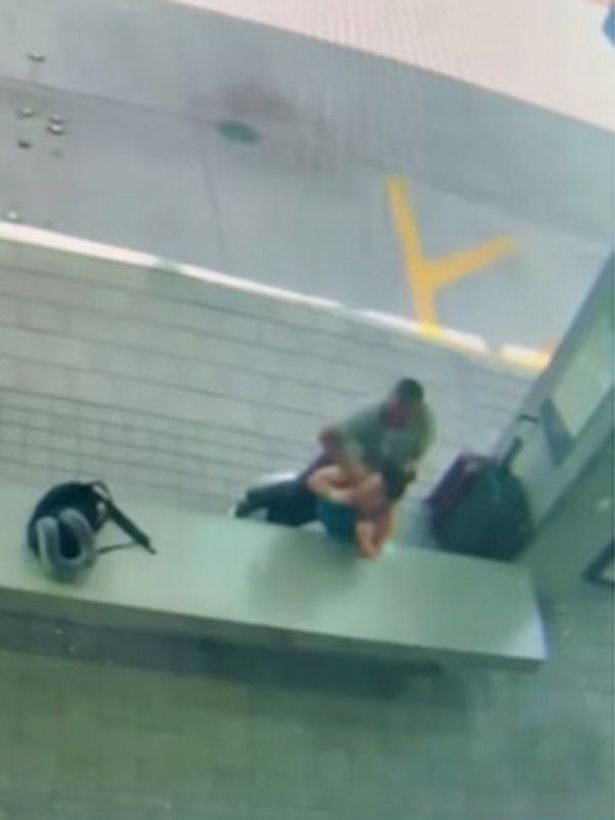 Thấy cô gái ngồi chờ xe bus một mình, gã đàn ông lăm le tiếp cận và cái kết bất ngờ Ảnh 2