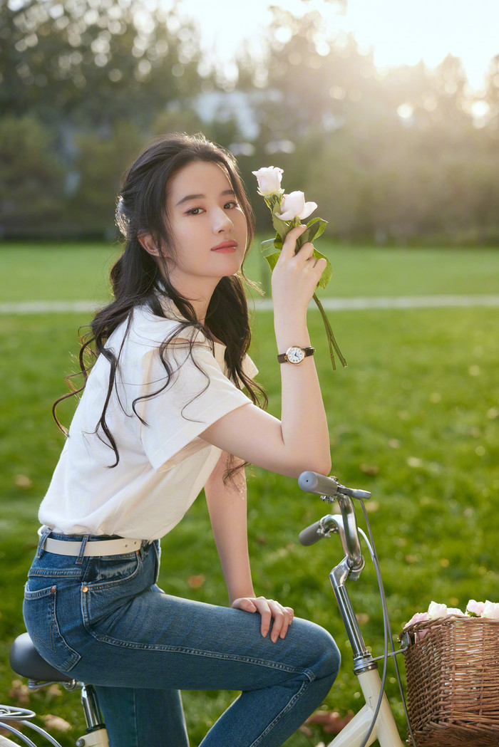 Hình ảnh khó tin Lưu Diệc Phi đã ở tuổi U40, cô tươi trẻ như nữ sinh.