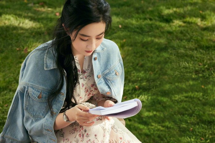 Lưu Diệc Phi trung thành với màu tóc đen tự nhiên trong nhiều năm tham gia làng giải trí.