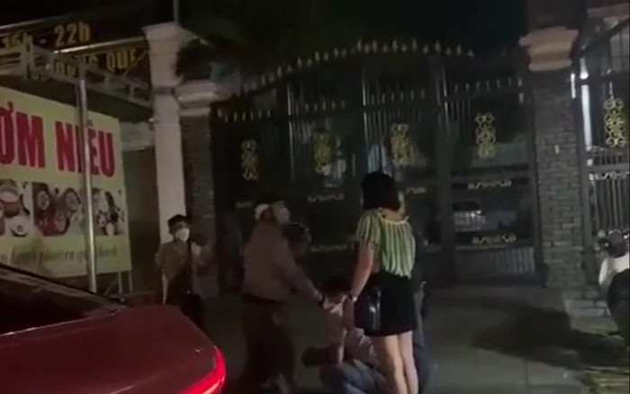 Clip: Bắt gặp vợ cùng nhân tình trên đường, người chồng nói một câu đầy chua chát khiến tất cả xót xa Ảnh 2