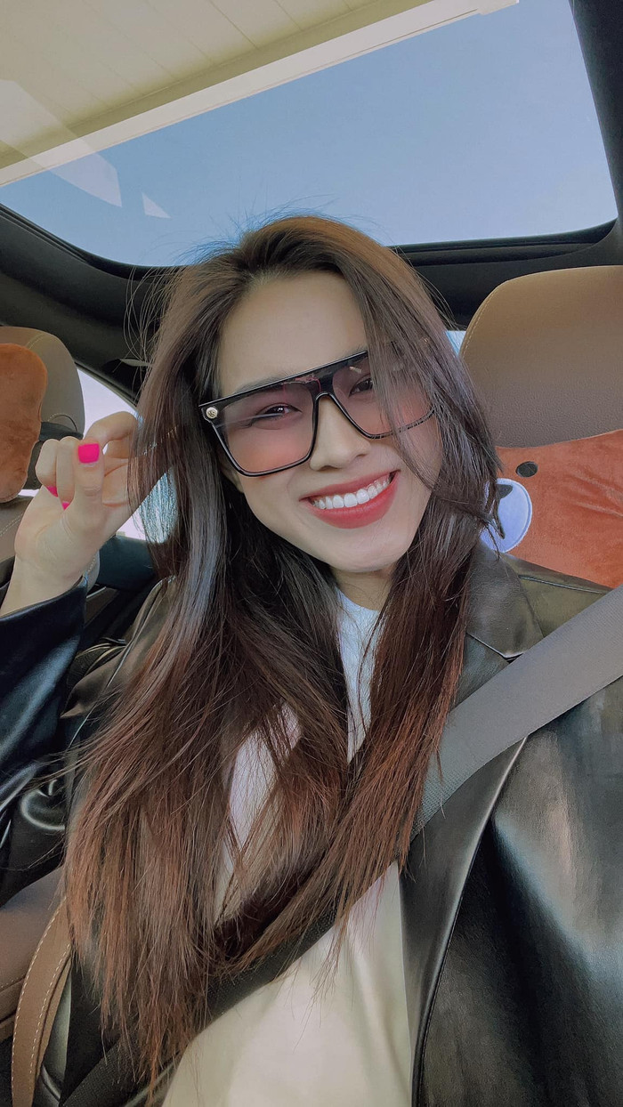 Trong loạt ảnh được đăng tải, Đỗ Thị Hà không chỉ khoe nhan sắc xinh đẹp mà còn 'đốn tim' mọi người với nụ cười tươi, rạng rỡ.