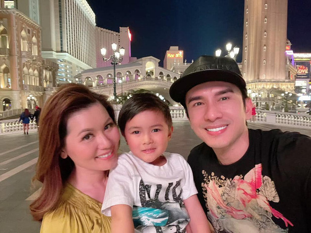 Cậu bé thể hiện niềm đam mê âm nhạc từ nhỏ. 