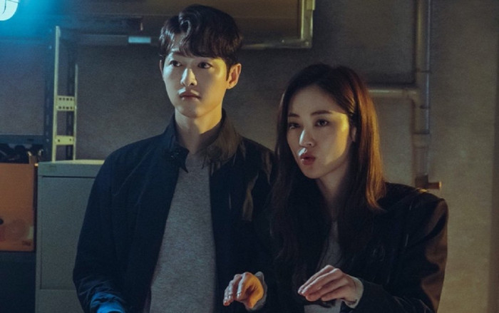 Song Joong Ki bị bắt trọn khoảnh khắc khi đang hẹn hò với bạn diễn trẻ tuổi Jeon Yeo Bin? Ảnh 2