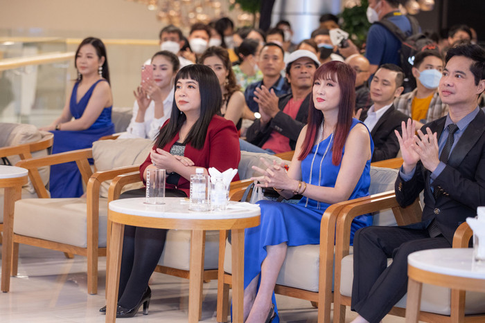 Giải thưởng cho người chiến thắng trong cuộc thi năm nay sẽ là đại diện Việt Nam tranh tài với hơn 50 quốc gia tại cuộc thi Mrs. United Nations International vào tháng 2 năm 2022 tại Ấn Độ.