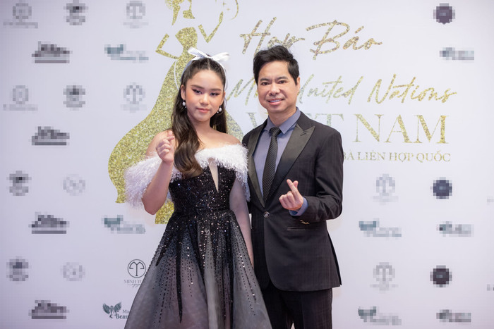 Miss Eco chụp hình kỉ niệm bên danh ca Ngọc Sơn