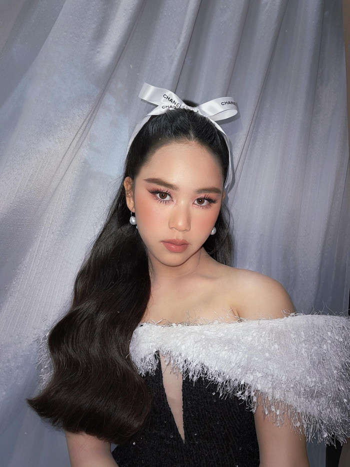 Nhan sắc trong trẻo và cách make up phù hợp với độ tuổi của Bella nhận được nhiều lời khen