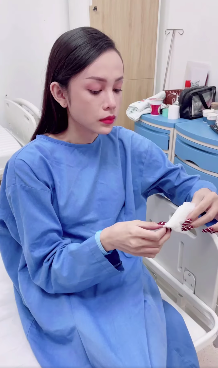 Trước khi tiến hành phẫu thuật, cô khá lo lắng tuy nhiên vẫn dặn lòng mạnh mẽ.