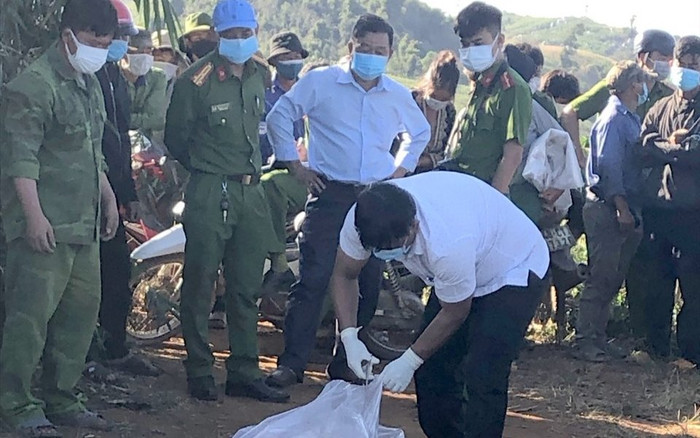 Vụ 2 cháu bé tử vong dưới hồ nước, bà nội mất tích: Tìm thấy thi thể nghi là bà nội Ảnh 2