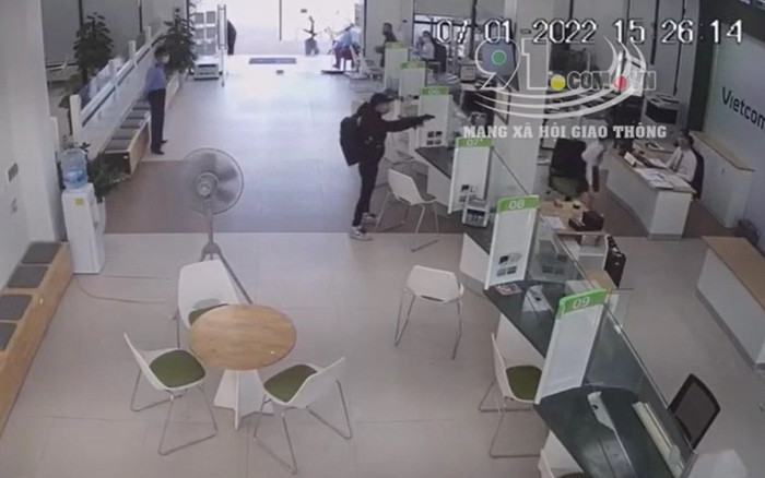 Camera ghi cảnh người đàn ông cầm vật nghi là súng xông vào cướp ngân hàng ở Hải Phòng Ảnh 2