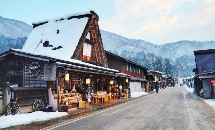 Có thời điểm, tuyết dày từ 1-2m, việc di chuyển thăm quan ngôi làng cổ cũng gặp không ít khó khăn.