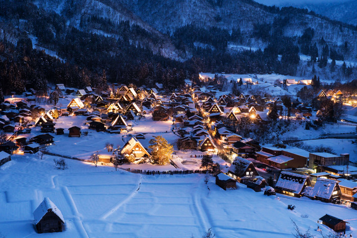 Mặc dù vậy, làng cổ Shirakawago chỉ lên đèn 6 lần mỗi năm nên lượng khách tới đây vẫn đông đúc và tấp nập. Một số ngôi nhà cổ được cải tạo bên trong trở thành nhà hàng, bảo tàng, tiệm đồ lưu niệm và cả nhà nghỉ cho khách.