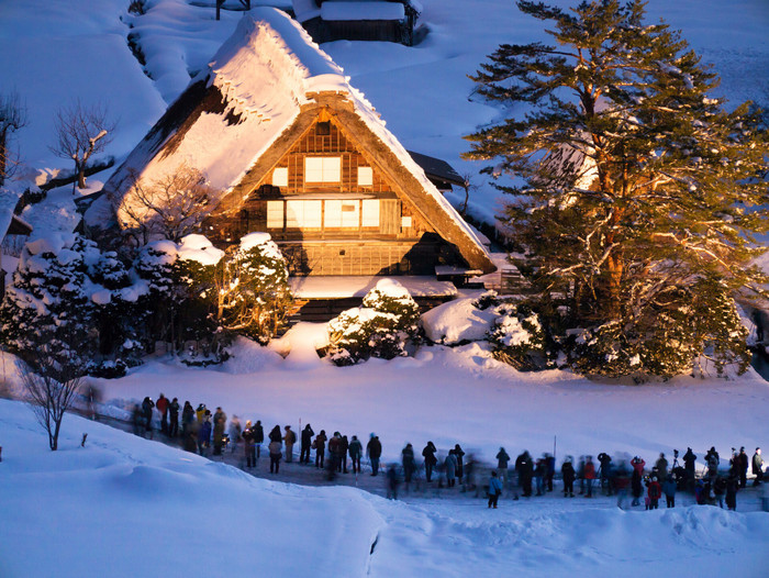 Khung cảnh đồng quê ở Shirakawago&nbsp;dưới tuyết trắng trở thành điểm du lịch yêu thích của nhiều người.