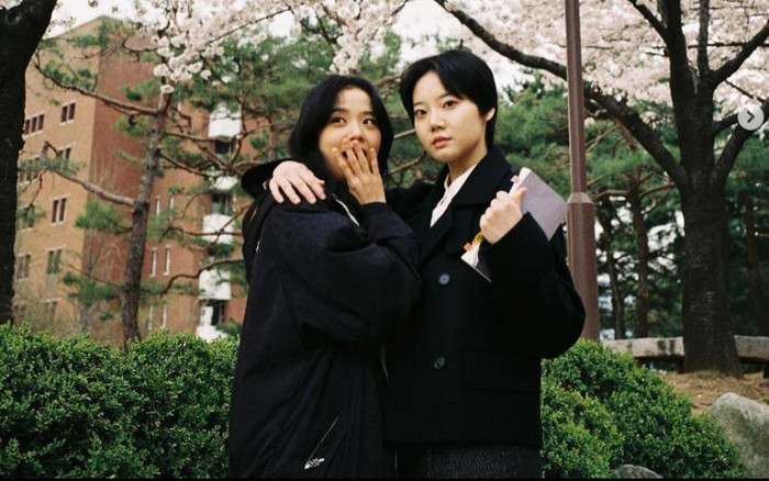 Jisoo (BlackPink) đăng ảnh tưởng nhớ bạn diễn Kim Mi Soo Ảnh 2