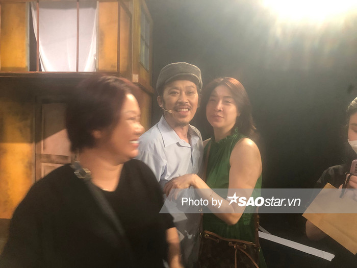 Nghệ sĩ Hoài Linh chụp ảnh cùng Pha Lê