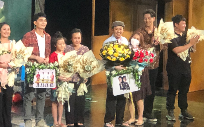 Hoài Linh tái xuất sân khấu kịch hậu ồn ào, nhận 'mưa hoa' từ khán giả hâm mộ Ảnh 2