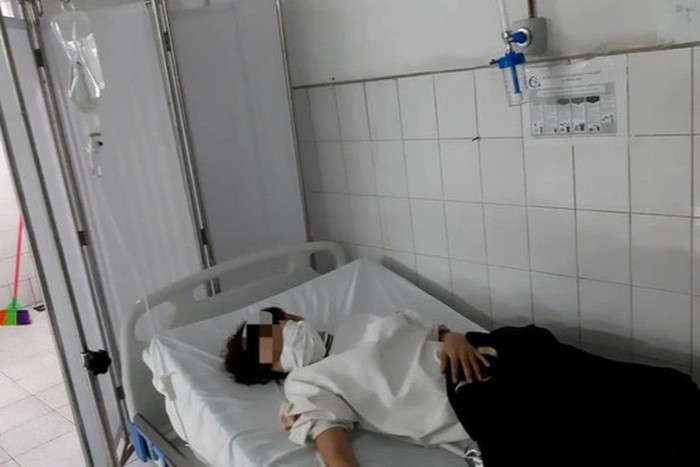 Bà Võ Thị Như Hoa được đưa đi cấp cứu sau khi uống thuốc ngủ tự tử. Ảnh: Dân Trí