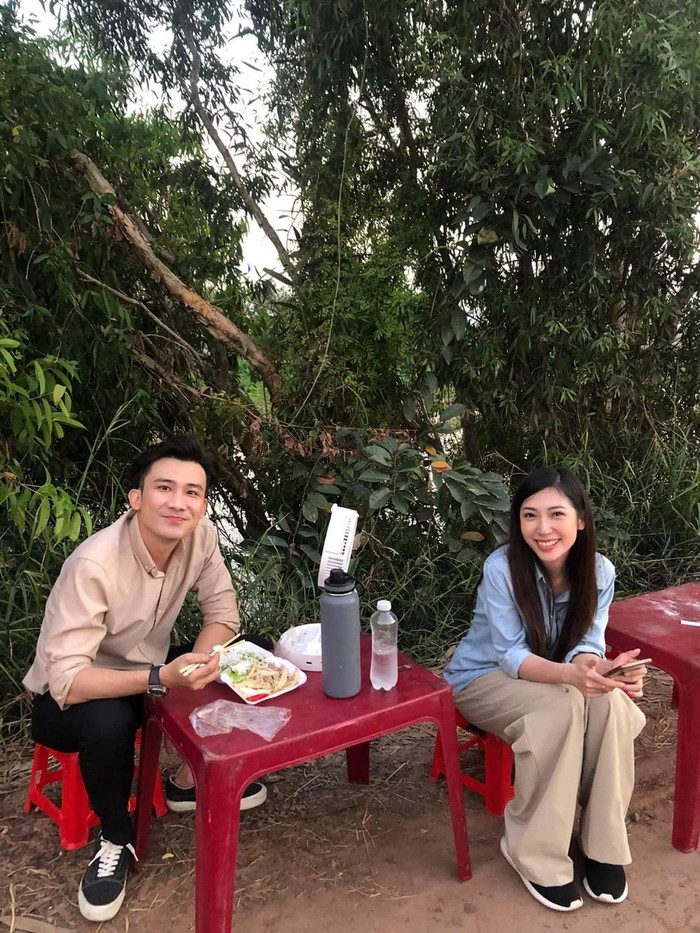 Khổng Tú Quỳnh trông vô cùng rạng rỡ và xứng đôi khi đứng cạnh Chí Thiện.