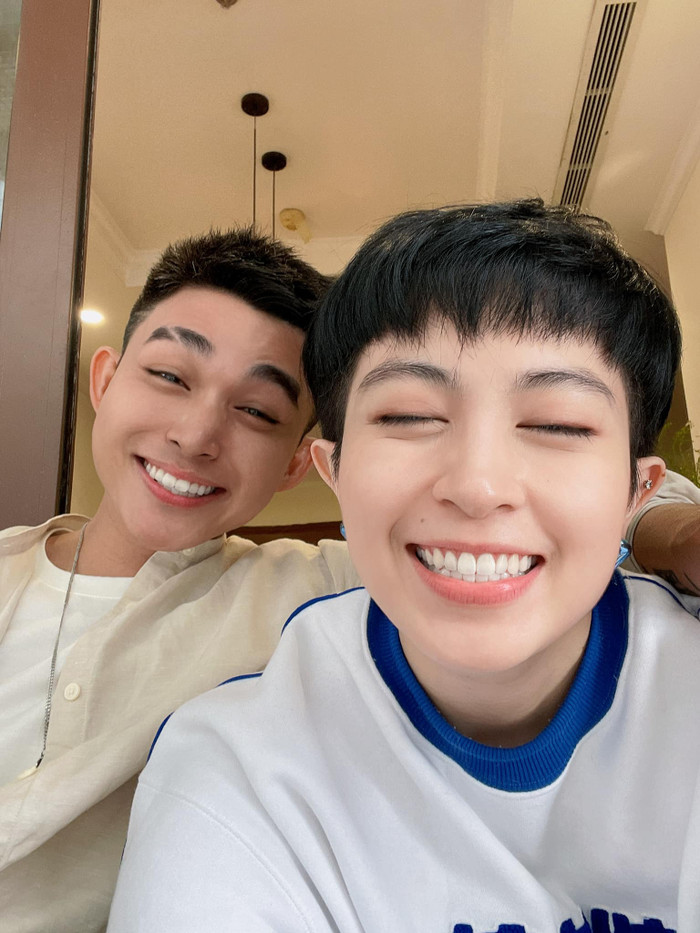 Phong cách thời trang và thần thái pose dáng của bộ đôi cũng không ít lần 'gây lú' cho fan vì không biết ai là Jun Phạm ai là Gil Lê. 