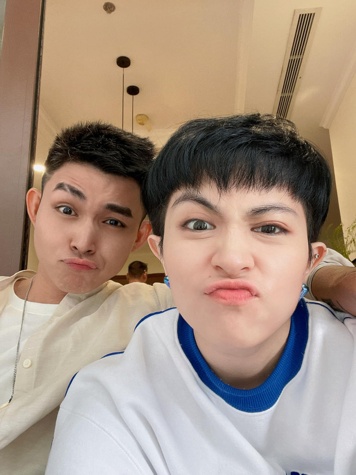 Cùng tạo những biểu cảm nhí nhố tương tác cạnh nhau. 