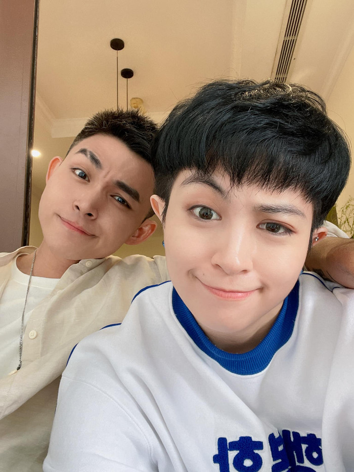 Cả hai diện trang phục sắc trắng kem.