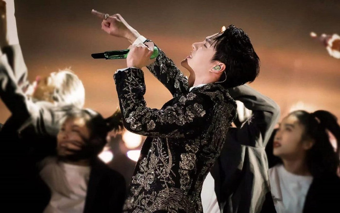 Dư âm màn live '20' như vở nhạc kịch của Vương Nhất Bác: Khác xa 'Vô cảm' Ảnh 2