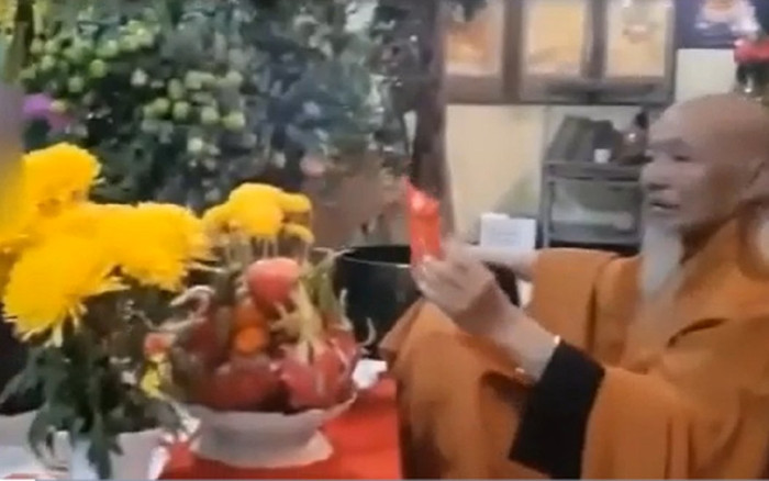 Clip lễ mừng thọ của ông Lê Tùng Vân: Xua tay không nhận hoa quả, chỉ nhận bao thơ Ảnh 2