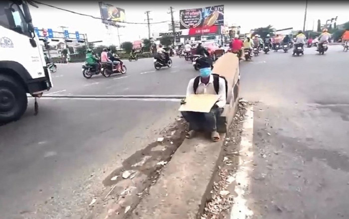 Ngồi lề đường xin tiền xe về quê, mạnh thường quân lại hỏi một câu, nam thanh niên vội co giò bỏ chạy Ảnh 2