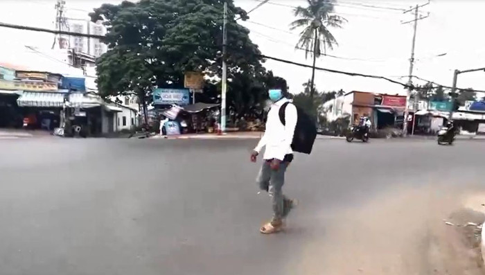 Nam thanh niên vứt cả tấm biển xin tiền, bỏ chạy khi mạnh thường quân hỏi thăm. 