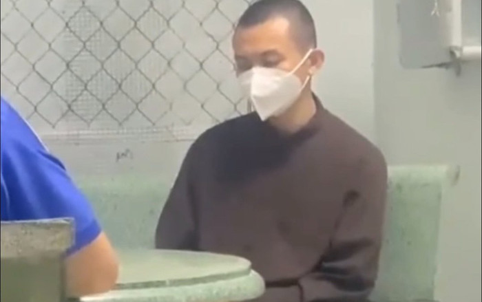 Hình ảnh mới nhất của 'đồ đệ' Tịnh Thất Bồng Lai: Đeo còng số 8, ngồi thẫn thờ tại cơ quan điều tra Ảnh 2