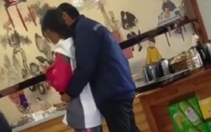 Nữ sinh bị người đàn ông lớn tuổi ôm ấp thân mật tại nơi công cộng, netizen tranh cãi dữ dội Ảnh 2