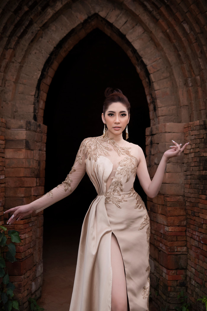 Người đẹp liên tục nhận show quảng cáo, đi sự kiện và chụp hình