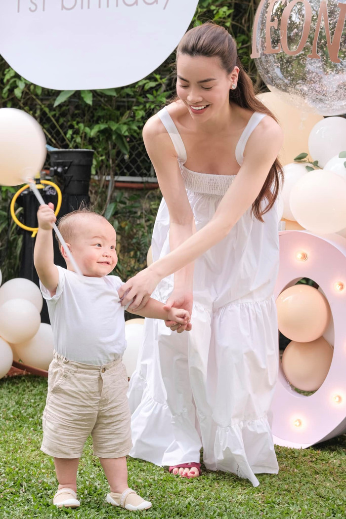 Liệu sau này cậu nhóc sẽ nối nghiệp ca hát từ mẹ?