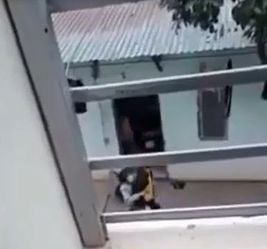 Cô con gái giữ chặt bố để mẹ chạy vào bên trong xử lý 'tiểu tam'.