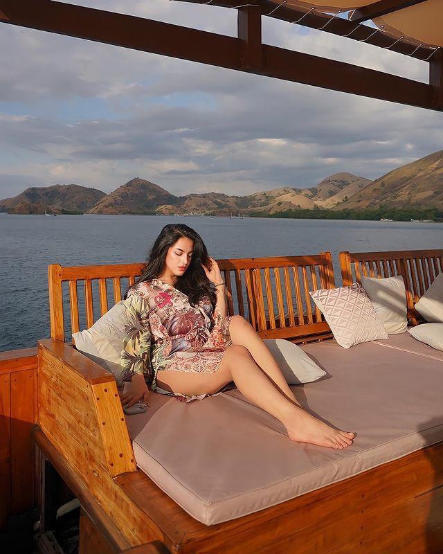 Tại hiện trường, cản.h sát phát hiện Cassandra Angeli và một người đàn ông khỏa t.hân trong phòng.