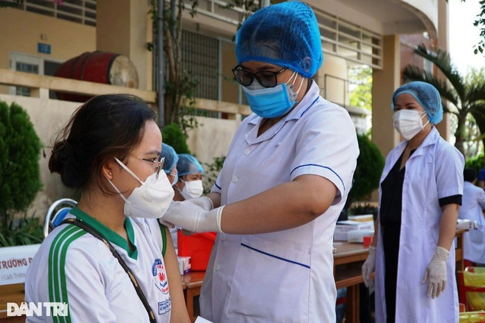 Học sinh Cần Thơ đang tiêm ngừa vaccine Covid-19 (Ảnh: Bảo Kỳ).