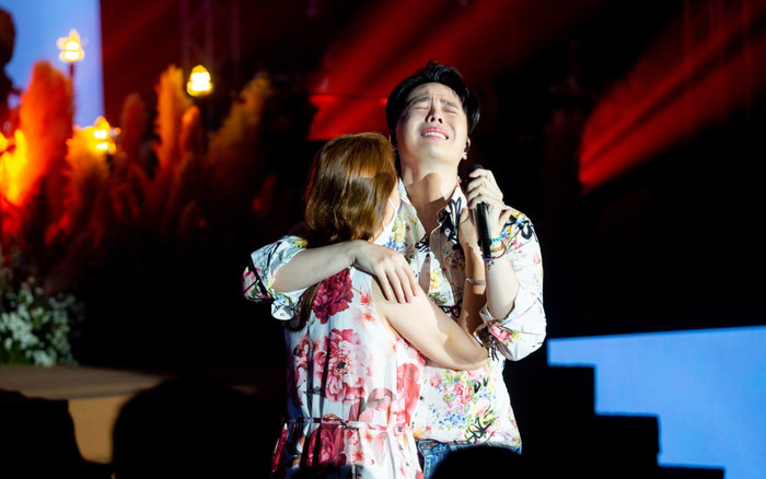 Trịnh Thăng Bình ôm mẹ, khóc nghẹn trên sân khấu liveshow kỉ niệm 10 năm ca hát Ảnh 2