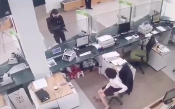 Nghi phạm dùng súng uy hiếp nhân viên, bảo vệ để cướp ngân hàng.