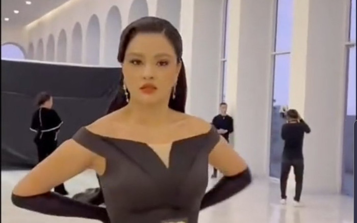 Vũ Thu Phương đang catwalk cực dẻo thì dính sự cố: Mặt không biến sắc, xử lý cực đỉnh Ảnh 2