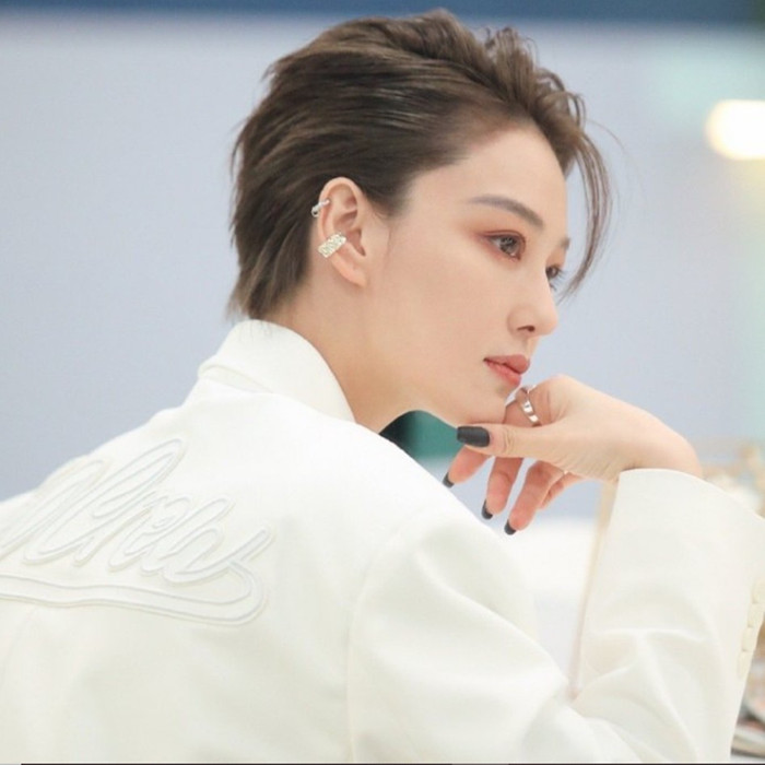 Loạt mỹ nhân Cbiz thử sức với tóc ngắn tomboy: Nhiệt Ba kém khí chất, Dương Mịch bị 'trùm cuối' lấn át Ảnh 23