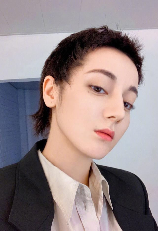 Loạt mỹ nhân Cbiz thử sức với tóc ngắn tomboy: Nhiệt Ba kém khí chất, Dương Mịch bị 'trùm cuối' lấn át Ảnh 5