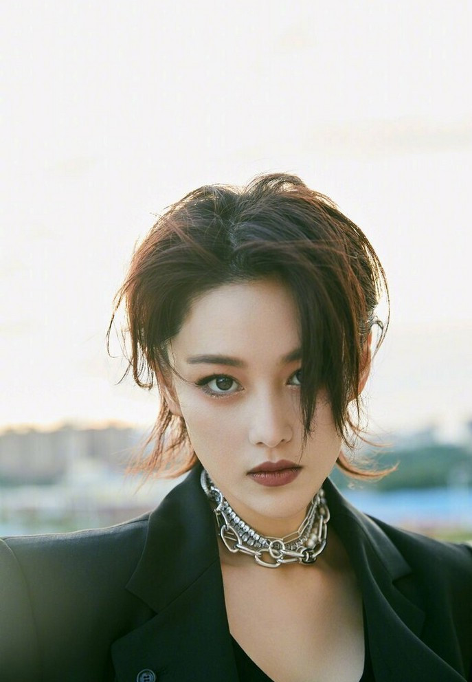 Loạt mỹ nhân Cbiz thử sức với tóc ngắn tomboy: Nhiệt Ba kém khí chất, Dương Mịch bị 'trùm cuối' lấn át Ảnh 21