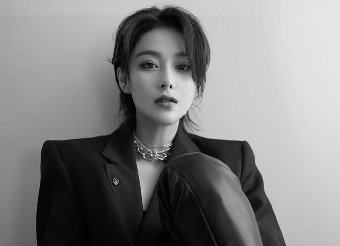 Loạt mỹ nhân Cbiz thử sức với tóc ngắn tomboy: Nhiệt Ba kém khí chất, Dương Mịch bị 'trùm cuối' lấn át Ảnh 22