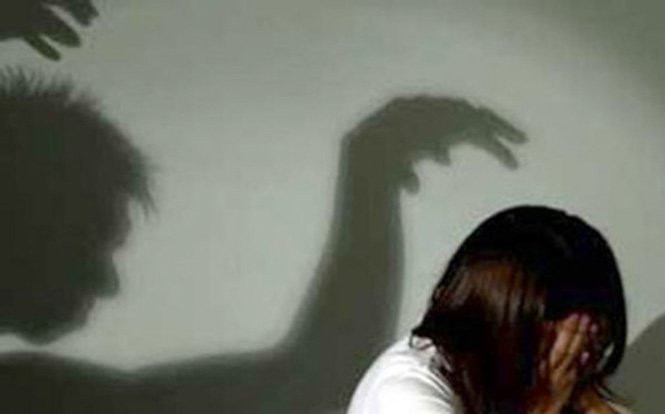 Bị bố gọi vào phòng ngủ, bé gái ngoan ngoãn nghe lời, 9 năm sau mới tiết lộ sự thật 'rợn gáy' Ảnh 2